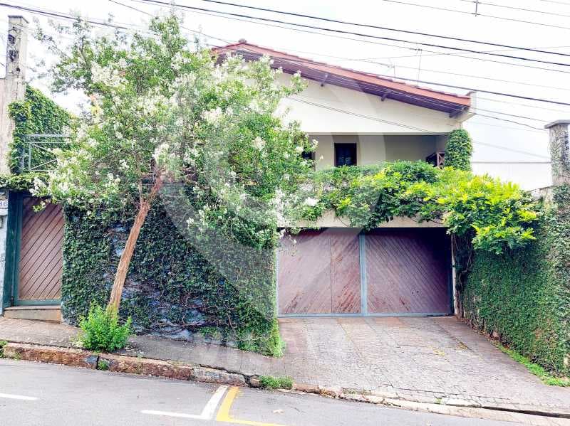 Casa de rua com 7 quartos no Centro