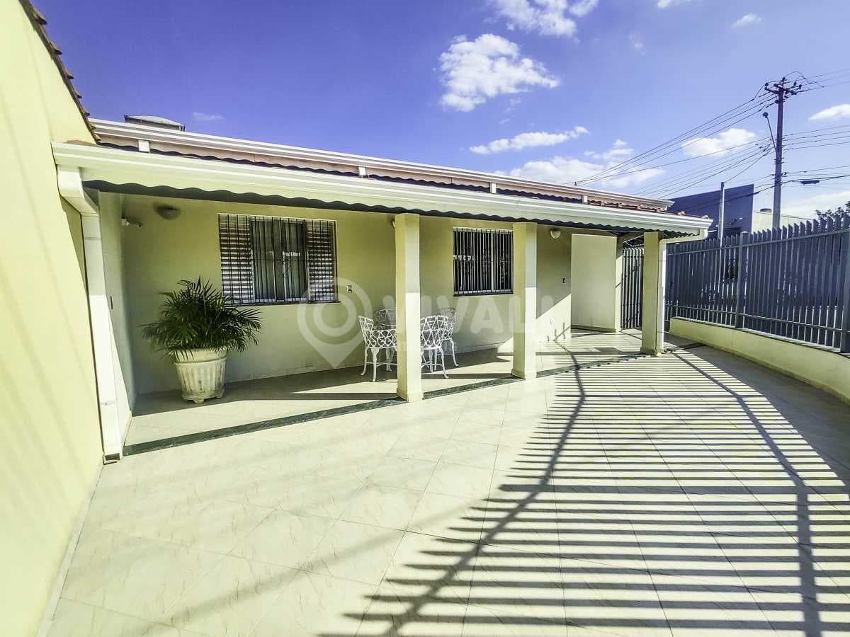 Casa de rua com 1 suíte no Jardim de Lucca