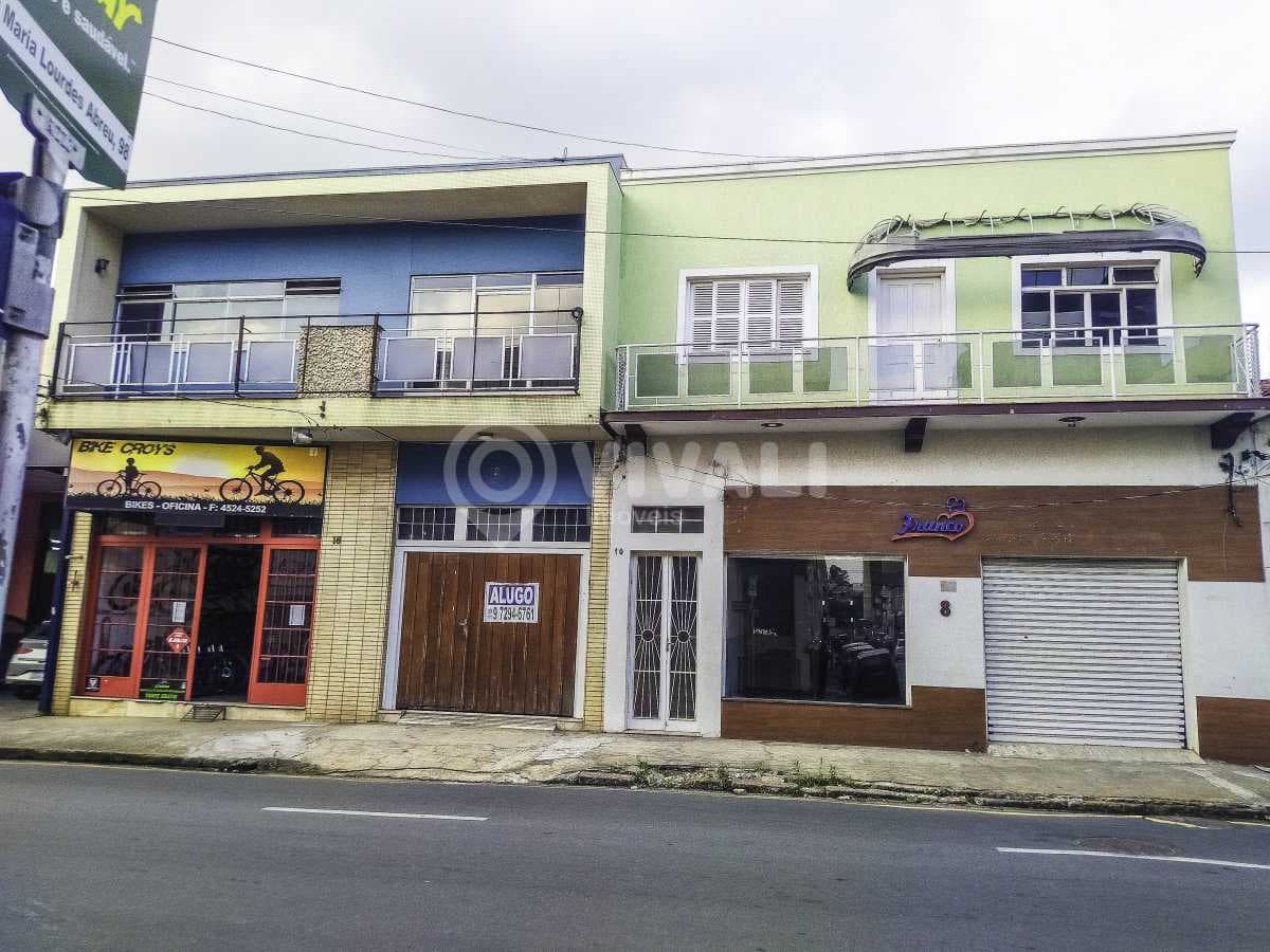 Casa de rua com 2 suítes no Centro
