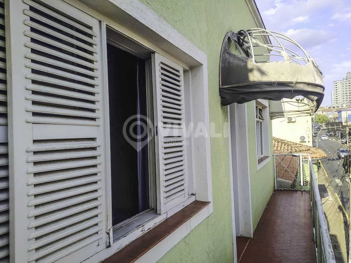 Casa de rua com 2 suítes no Centro