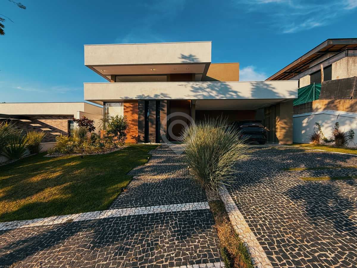 Casa em Condomínio com 3 suítes no Residencial Sete Lagos