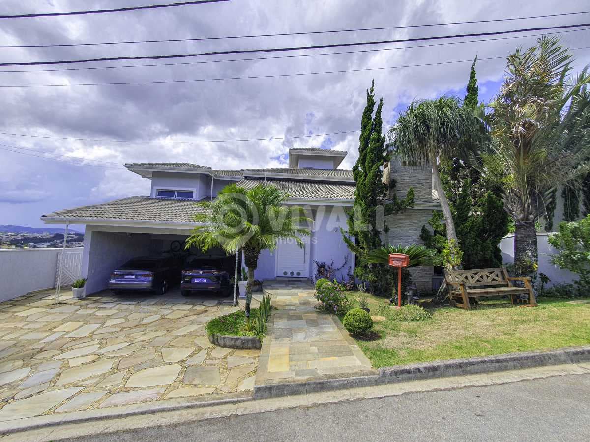 Casa em Condomínio com 5 suítes no Parque das Laranjeiras