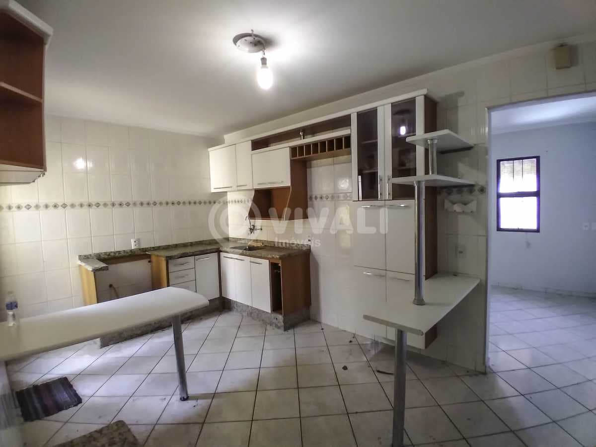 Casa de rua com 1 suíte no Loteamento Fernando Momentel — foto 2