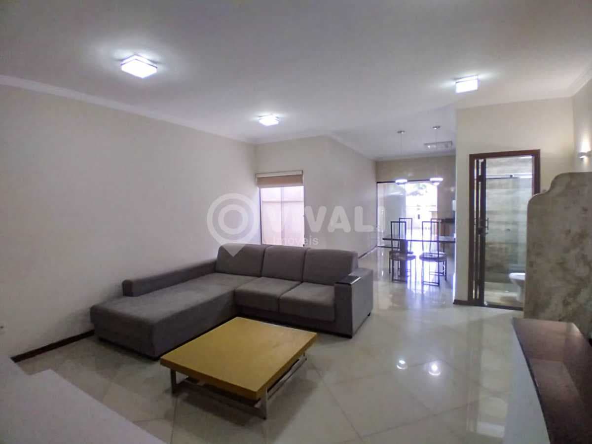 Casa de rua com 1 suíte no Centro