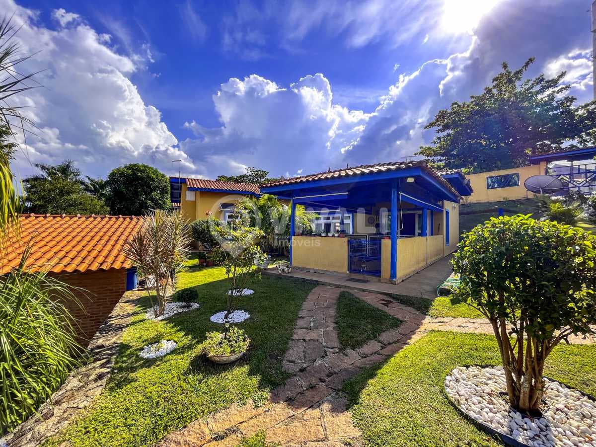 Casa de rua com 2 suítes no Jardim Leonor