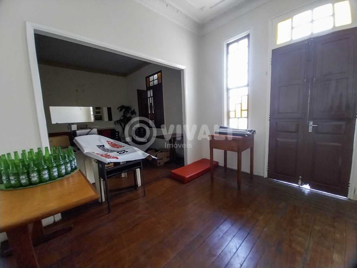Casa de rua com 3 quartos no Centro