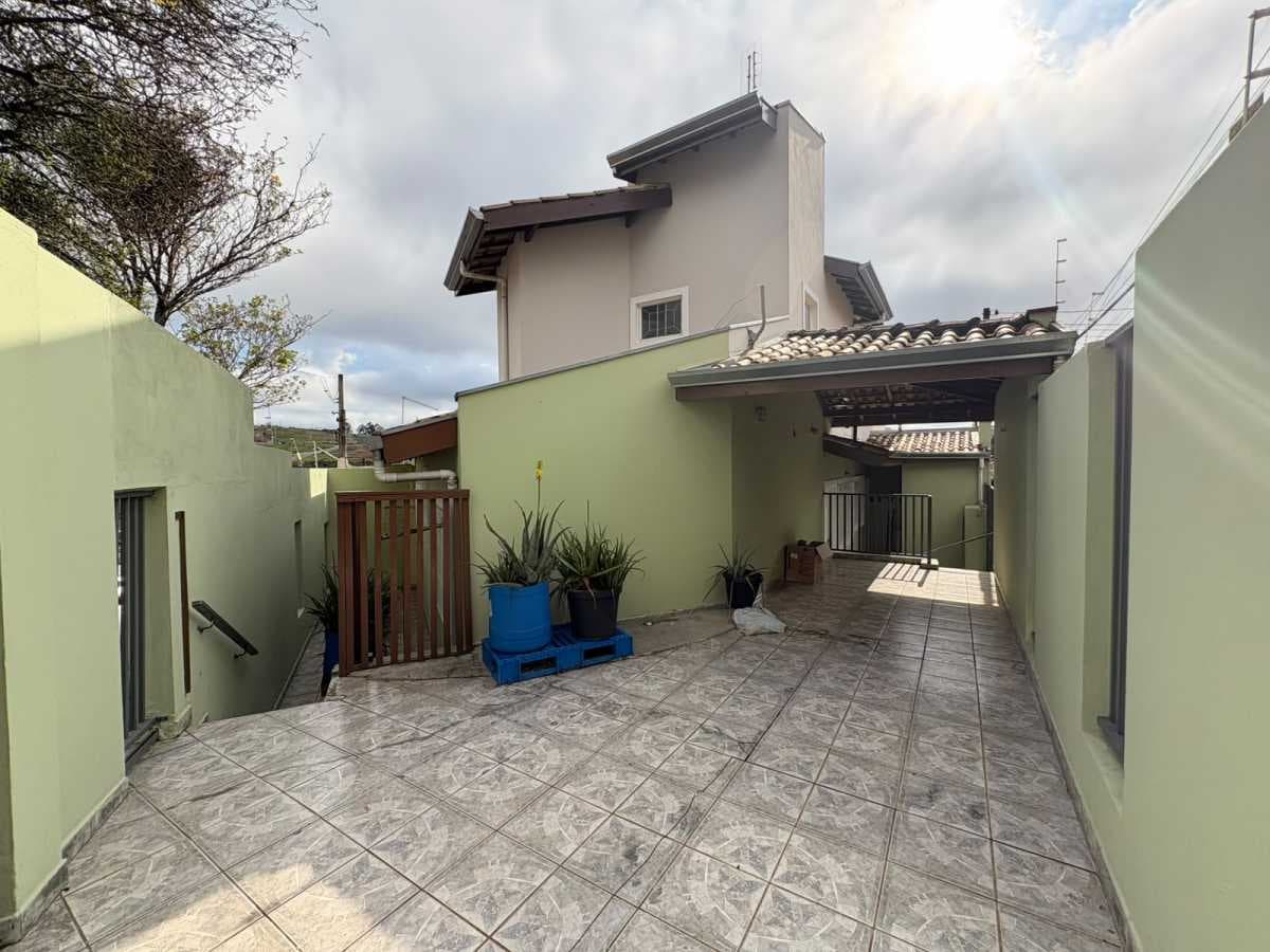 Casa de rua com 1 suíte no Jardim Santa Filomena