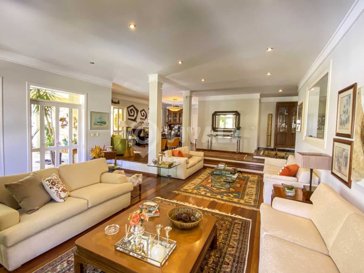 Casa em Condomínio com 4 suítes no Ville Chamonix