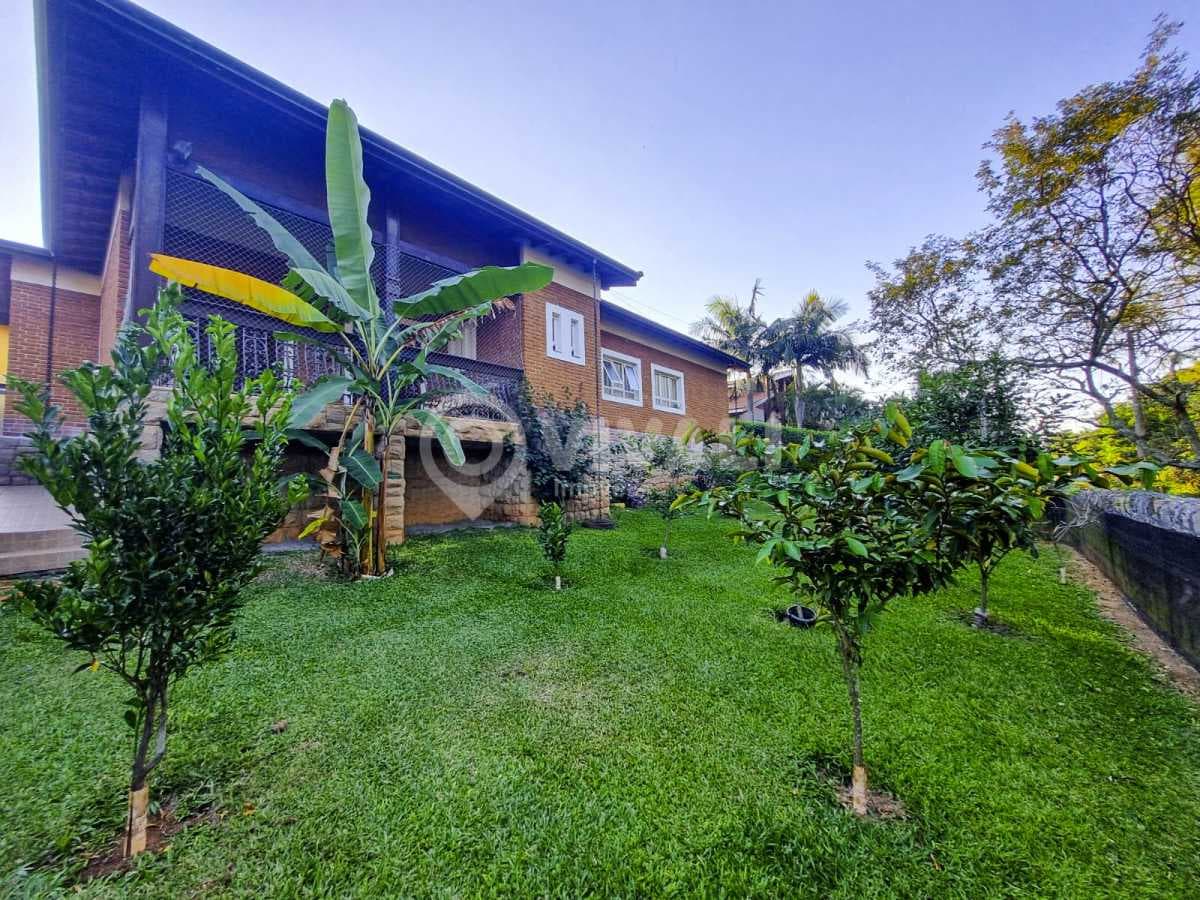 Casa de rua com 3 suítes no Jardim Leonor