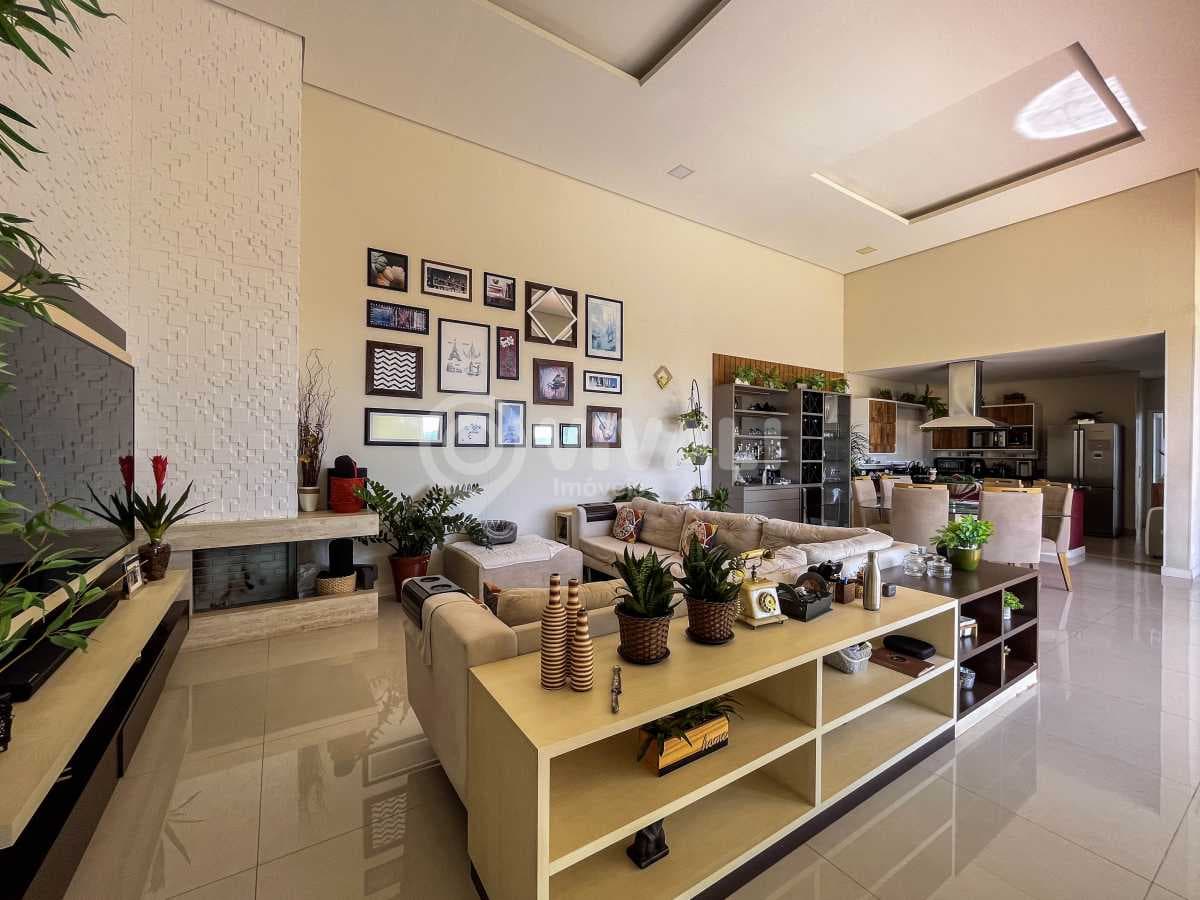 Casa em Condomínio com 3 suítes no Residencial Sete Lagos
