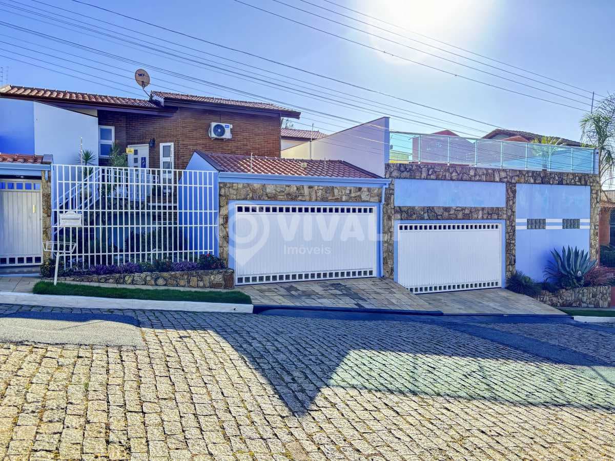 Casa de rua com 3 suítes no Residencial Flamboyant