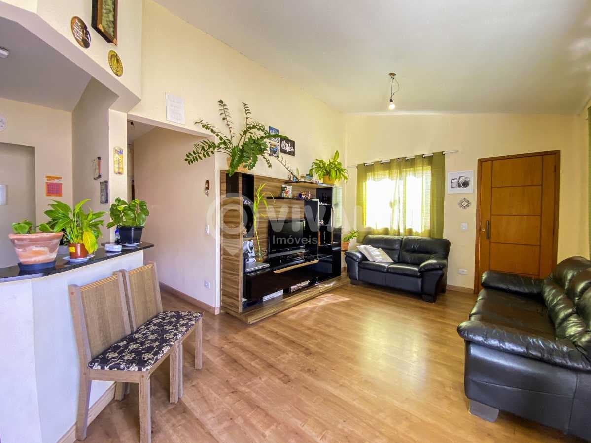 Casa de rua com 1 suíte no Jardim Ipê