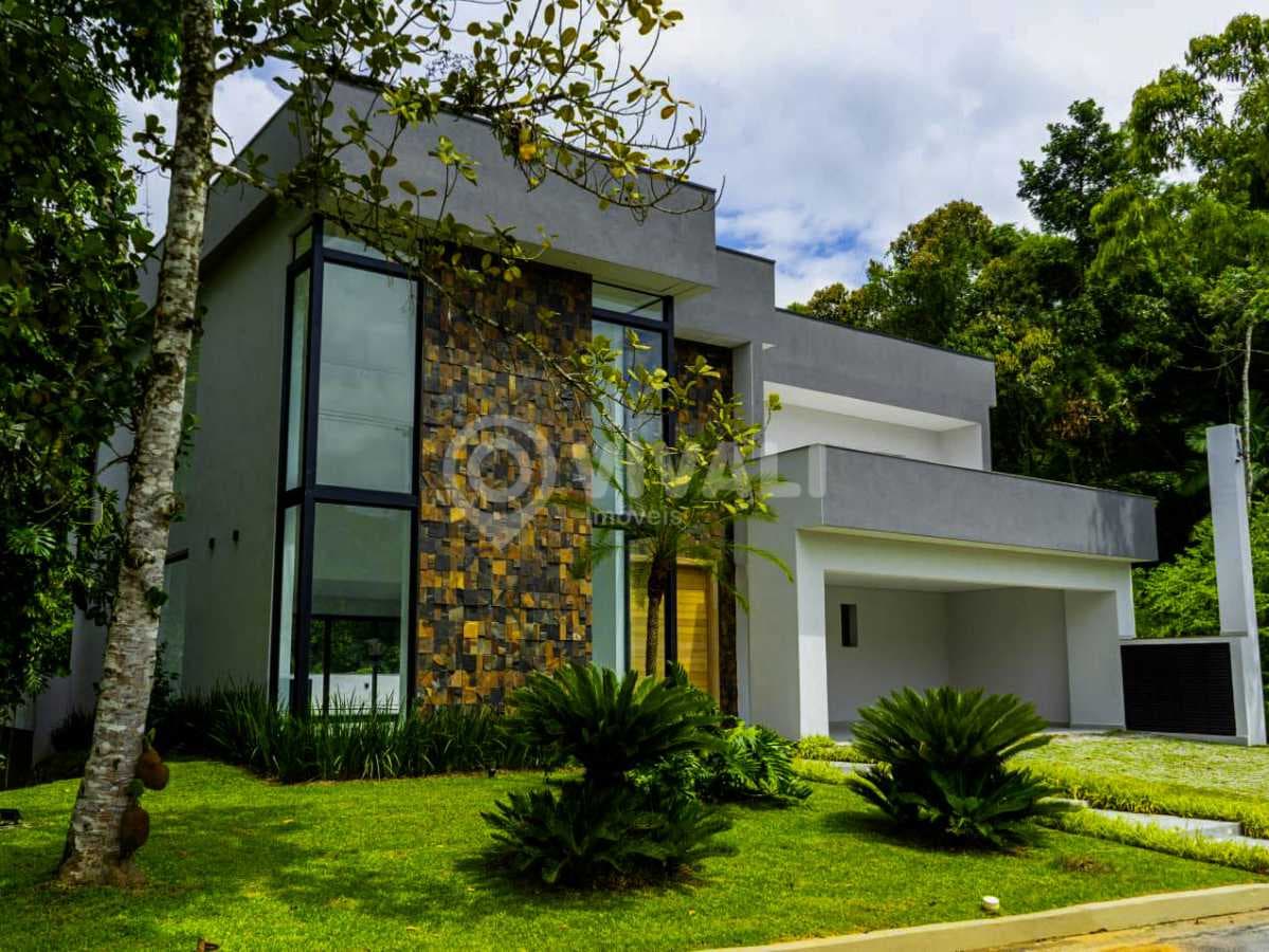 Casa em Condomínio com 4 suítes no Balneario Praia do Perequê