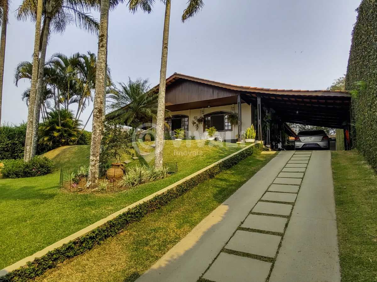 Chácara com 2 suítes no Jardim Leonor