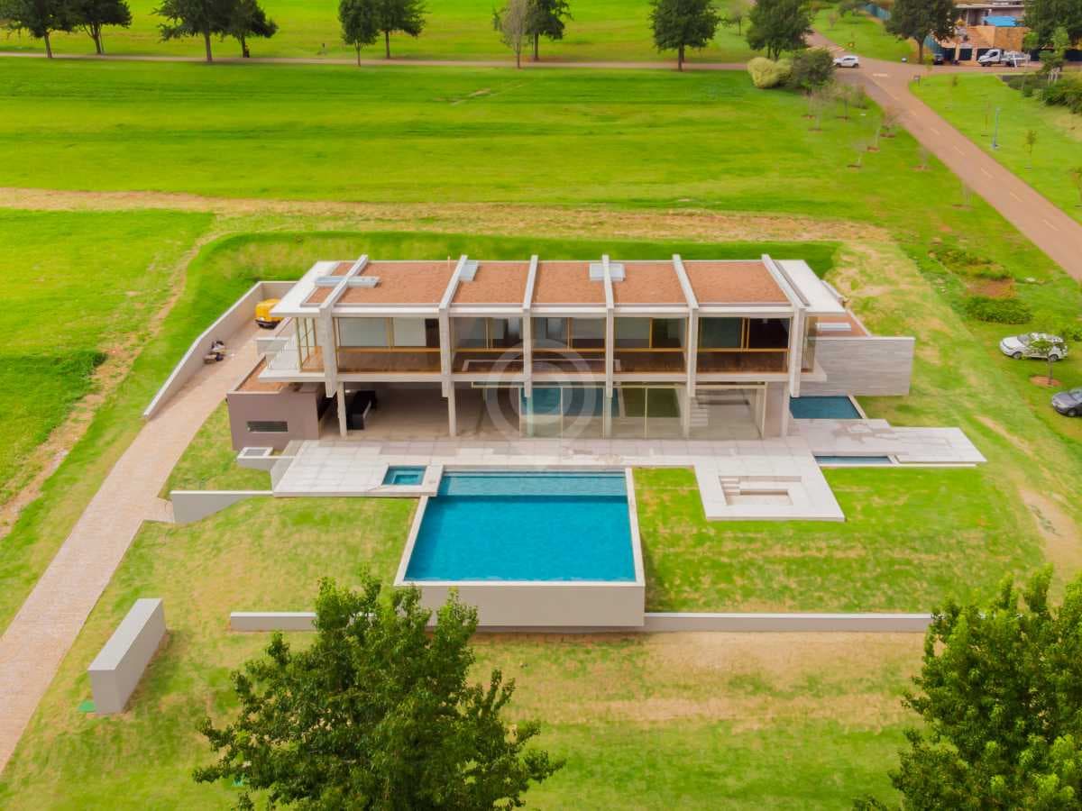 Casa em Condomínio com 6 suítes no Quinta da Baroneza