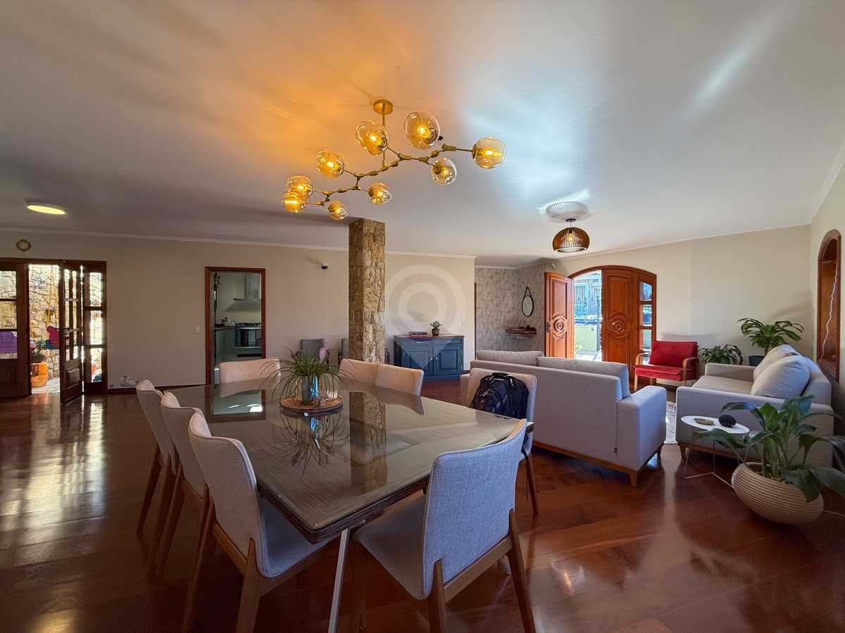 Casa de rua com 3 suítes no Jardim Salessi
