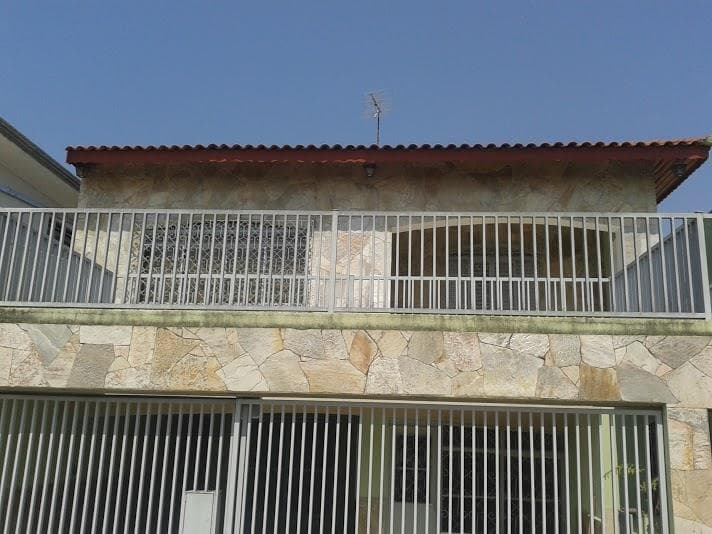 Casa de rua com 2 suítes no Vila Cassaro
